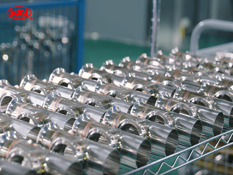 犇弛精密工業提供數據中心液冷系統解決方案，包含高品質 QD 連接器與液冷不鏽鋼管，整合兩岸安全供應鏈。